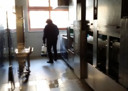 **초등학교 .소독중